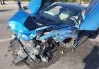 Bariyerlere çarpan lüks otomobil hurdaya döndü