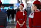 Hosteslerin maaşı 16 bin liraya çıkıyor!