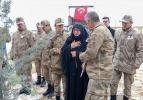 Şehit aileleri Van'daki çığ bölgesinde duygusal anlar yaşadı