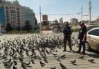 Polisler Taksim Meydanı’nda güvercinleri böyle besledi