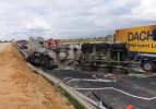 Feci kaza! Polonya’da yolcu otobüsü ile 2 TIR çarpıştı