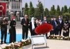 Cumhurbaşkanı Erdoğan şehit yakınları ve gazilerle birlikte 15 Temmuz Şehitler Abidesi’ne çiçek bıraktı!