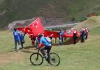Şehitler için 150 metre uzunluğundaki bayrakla zirveye tırmandılar