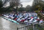 Ayasofya Camii'nde yağmura rağmen Cuma Namazı yoğunluğu