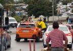 İstanbul'da trafikte bahşiş için yaptıkları kan dondurdu: Bahşiş için cama asılarak gittiler