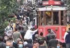 Taksim'de koronavirüse rağmen dikkat çeken kalabalık