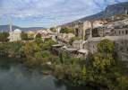 Mostar'ın tarihi çarşısındaki dükkanlar, salgın nedeniyle kapılarına kilit vuruyor