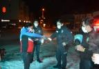 Eksi 10 derecede g&ouml;rev başındaki polislere vatandaşlar &ccedil;ay ikram etti