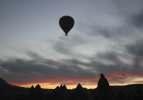 Kapadokya'da balonlar g&uuml;neşin doğuşu i&ccedil;in havalandı