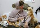 Evinde 480 kedi ve 12 köpeğe bakıyor!