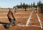 Şanlıurfalı k&ouml;yl&uuml;lerin tenis sevgisi: Kendi imkanlarıyla yaptıkları kortta raket sallıyorlar
