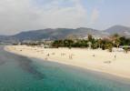 Alanya&rsquo;da kısıtlamadan muaf turistler plajları doldurdu