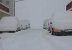 Hakkari'de k&ouml;y ve mezra yolları kapandı: Kar kalınlığı 30 santim oldu