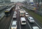 İstanbul'da yağmur trafiği fel&ccedil; etti: Yoğunluk y&uuml;zde 80'e &ccedil;ıktı