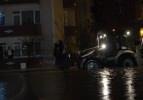 Evlerinde mahsur kalan vatandaşlar iş makinası ile kurtarıldı
