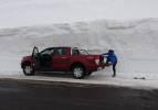 Sahara Ge&ccedil;idi'nde 5 metrelik kar! G&ouml;ren fotoğraf &ccedil;ektirmeye duruyor...