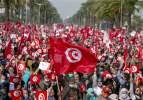 Tunus'ta Nahda Hareketinin 'ulusal birlik' temalı yürüyüş çağrısıyla binlerce kişi sokağa indi
