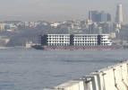 İlginç anlar! İstanbul Boğazı'ndan 'apartman' geçti