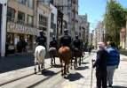 Atlı zabıtalar İstiklal Caddesi'nde koronavirüs denetiminde