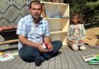 Çocuklar okusun, diye okul ve çadırlara kitaplıklar kuruyor