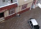 Kenti sel vurdu! Bir kişi son anda kurtuldu