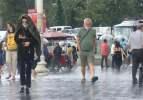 Taksim'de yağmura hazırlıksız yakalandılar