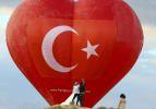 Kapadokya'da kalp balonu görenleri hayran bırakıyor