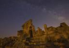 Tarihi Zerzevan Kalesinde Perseid meteor yağmuru ve Samanyolu Galaksisi