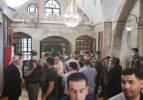 İsrail güçleri Harem-i İbrahim Camii'nde ibadet edenleri zorla dışarı çıkardı