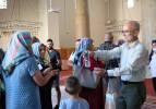 İmam camiye gelen turistlere 15 dilde Kur'an-ı Kerim dağıtıyor