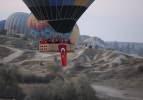 Kapadokya'da balonlar Türk bayrakları ve Atatürk posteri ile uçtu