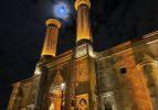 Bulutlar arasında süzülen ay ışığı Çifte Minareli Medrese’ye güzellik kattı