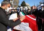 İmam babanın en zor görevi: Şehit oğlunun tabutuna sarılıp ağladı