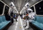 Metroyla İstanbul turu yapan astronot merak uyandırdı