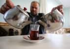 Böyle tiryakilik görülmedi! Bir oturuşta 100 bardak çay içiyor