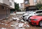 Antalya’da çatı uçtu! 4 araca hasar verdi 