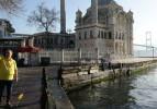 Ortak&ouml;y Sahili'nde korku dolu anlar: Denize d&uuml;şen turistin hayatını &ouml;zel harekat kurtardı