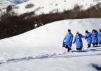 Sağlık çalışanları aşı için karlı dağları aşıyor