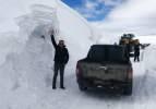 5 metre karda, 1 kilometrelik yolu 1,5 saatte açtılar!