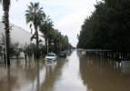 Lüks tatil sitesi sular altında kaldı! Vatandaşlar botlarla tahliye edildi