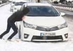 Küreğini alan otoyol kenarına bıraktığı aracını çıkarmaya geldi