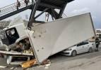 Gaziantep'te üst geçide takılan kamyon dorsesi otomobilin üstüne devrildi
