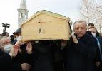 Erdoğan, eski Fazilet Partisi Rize İl Başkanı Ahmet Erdoğan'ın tabutuna omuz verdi
