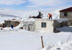 Ağrı'da evler kara g&ouml;m&uuml;ld&uuml;, k&ouml;ylerde yaşam zorlu ge&ccedil;iyor
