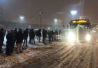 Yollar kapandı, yüzlerce vatandaş metrobüs duraklarında mahsur kaldı