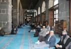 Diyarbakır'da sıcak havada tarihi mekanlar boş kaldı; cami içleri dolu