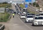 43 ilin geçiş noktasında tatilciler kuyruk oluşturdu