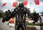 Atık araç malzemelerinden yaptığı dev heykelleri görücüye çıkardı
