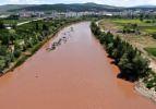 Türkiye'nin en uzun nehri adı gibi kızıl akmaya başladı 