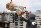 9 katlı binada katliam yapacaktı! Ukrayna'da patlamamış Rus bombası vinçle çıkartıldı